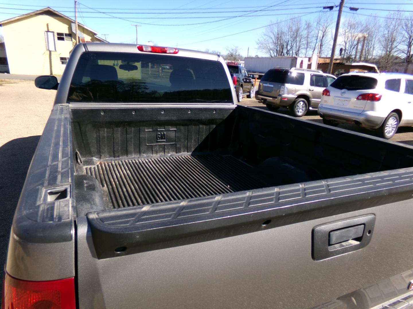 2012 Magna Steel Meetallic /Black GMC Sierra 1500 SLE Ext. Cab 4WD (1GTR2VE70CZ) with an 5.3L V8 OHV 16V FFV engine, 6-Speed Automatic transmission, located at 401 First NE, Bearden, AR, 71720, (870) 687-3414, 33.726528, -92.611519 - Photo#4